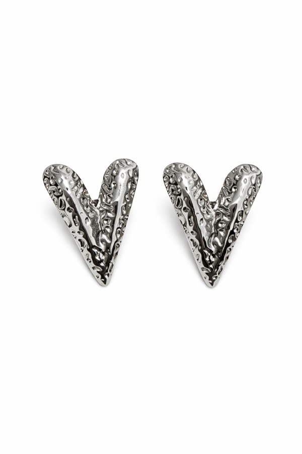 Aretes Corazón Martillado detalle