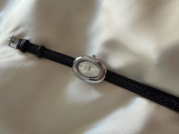 Reloj Luna plateado con correa negra